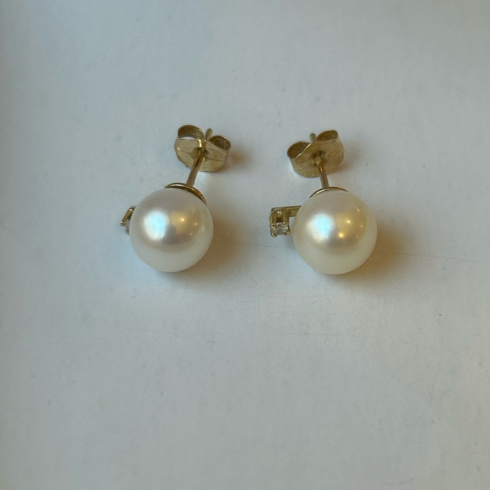 Pearl earrings w small diamond